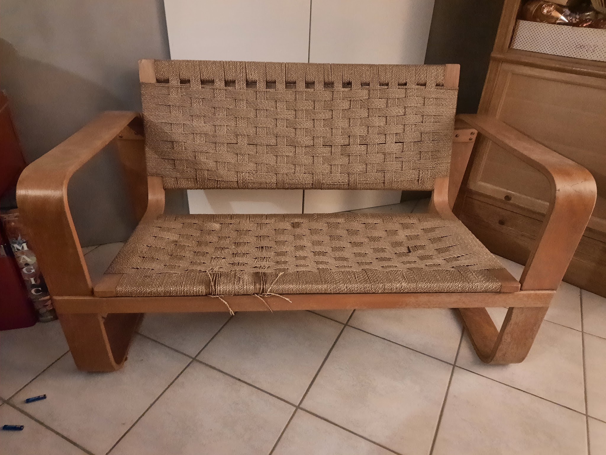 Panca in legno e corda restaurata, esposta da Triuso