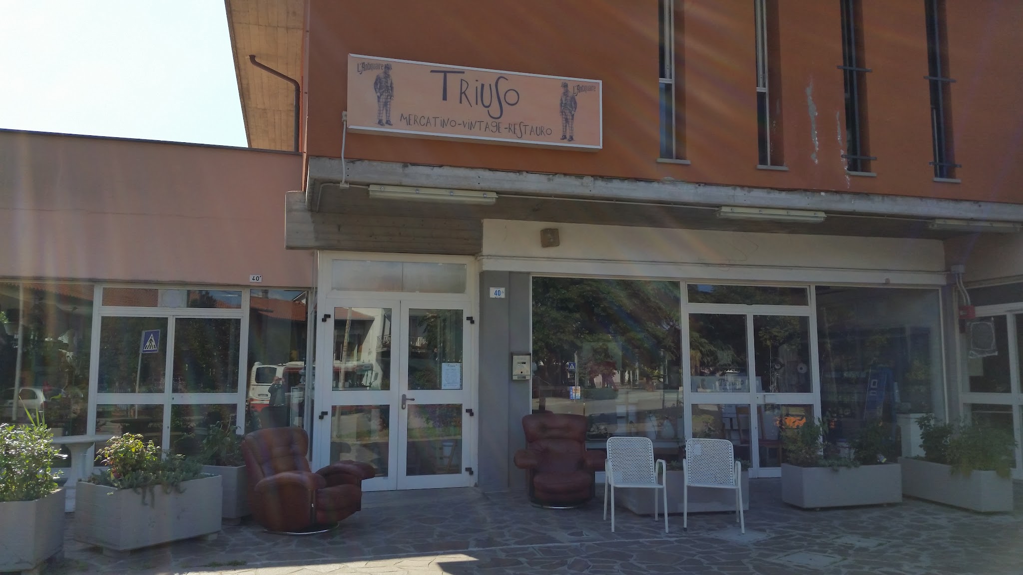 Ingresso e insegna del mercatino Triuso a San Leonardo, Forlì
