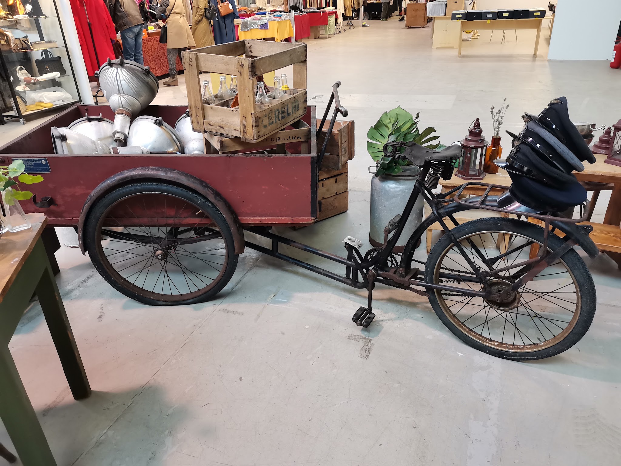 Bicicletta da carico vintage tra gli oggetti del mercatino Triuso