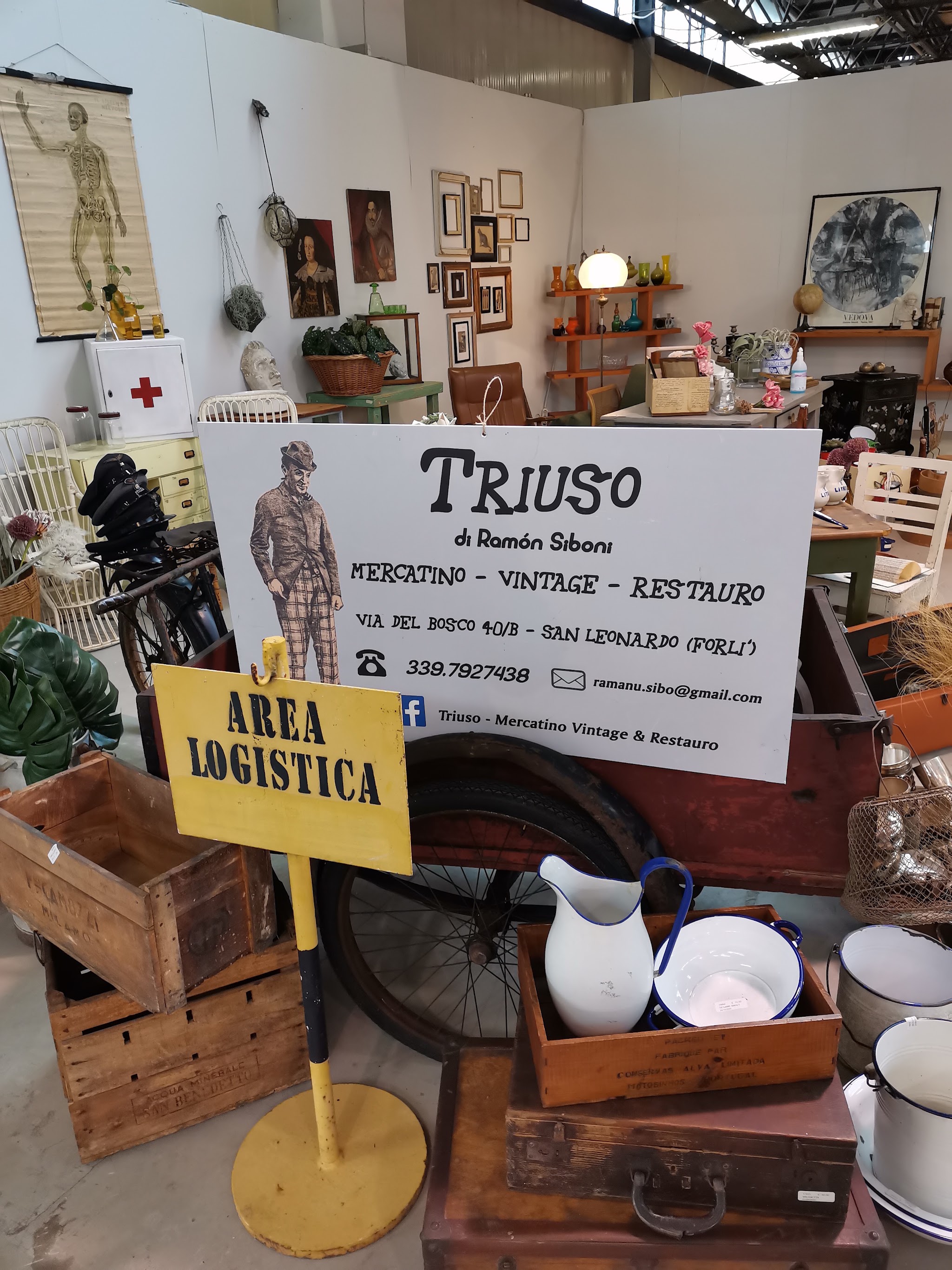Insegna di Triuso nel mercatino, tra oggetti e arredi vintage