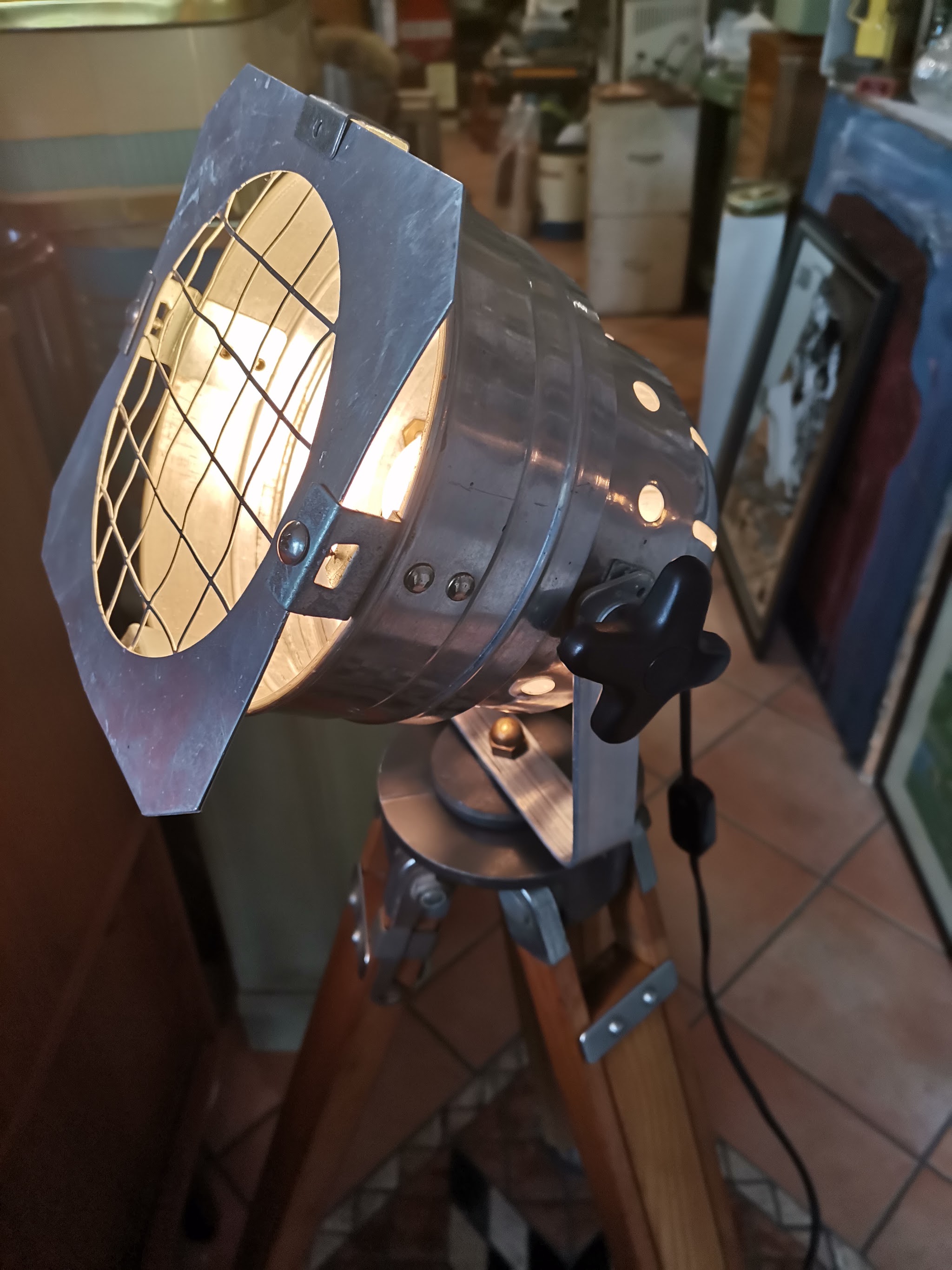 Luce da scena: Lampada vintage fotografato da Triuso