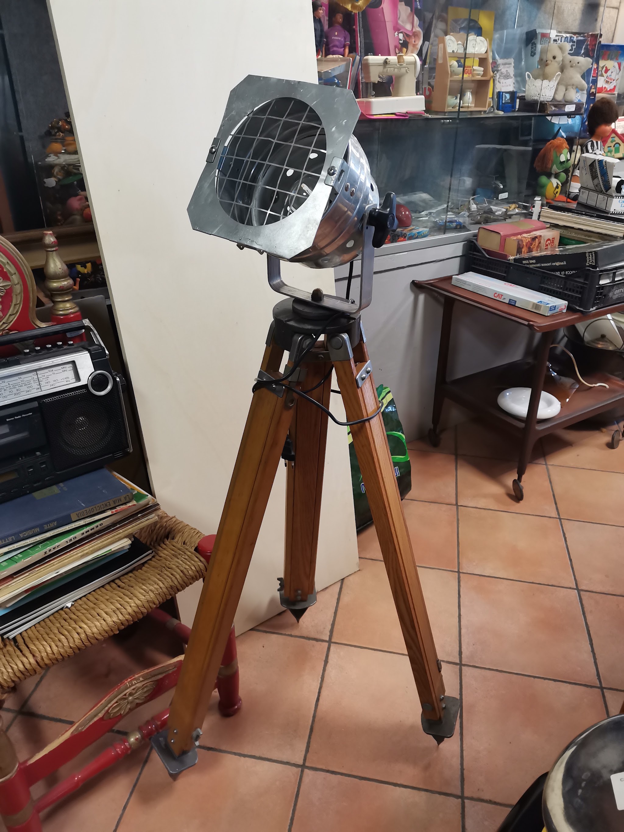 Cinema in salotto: Faro su treppiede fotografato da Triuso